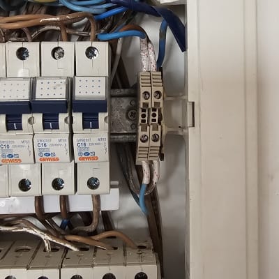 לוח חשמל עם חוטים ומפסקים