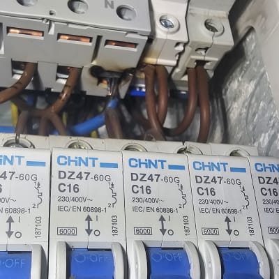 מפסקי חשמל עם חוטים חומים וכחולים