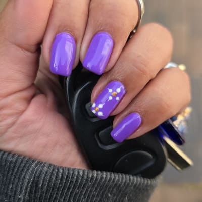 ציפורניים סגולות עם עיטור פרחים לבנים