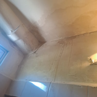 קיר עם סימני רטיבות ותיקוני גבס