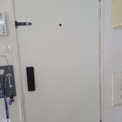 דלת לבנה עם מנעול ובריח