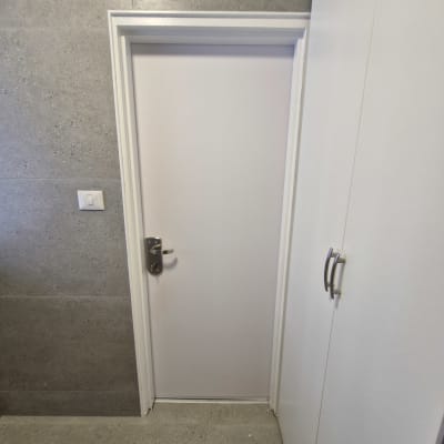 דלת עם מנעול בחדר אמבטיה