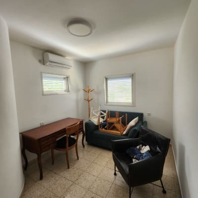 חדר עם שולחן עץ וכיסא, ספה וכיסא נוסף