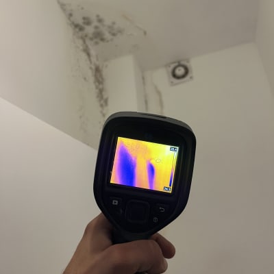 מכשיר תרמי מציג אזור עם נזילה בקיר