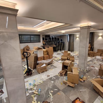 חדר עם קופסאות קרטון ופסולת על הרצפה