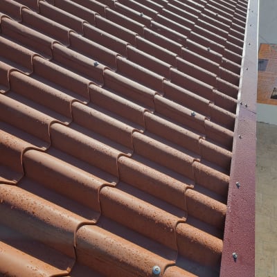 גג רעפים עם טיפות מים לאחר גשם