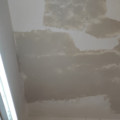 תיקון טיח בתקרה עם סימני שפכטל