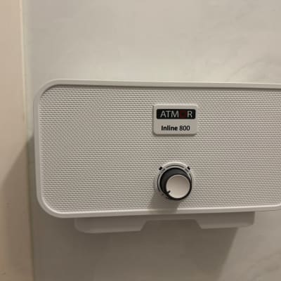 מחמם מים חשמלי על קיר עם כפתור שליטה