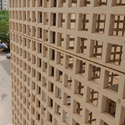 רשת למניעת כניסת יונים על קיר בניין