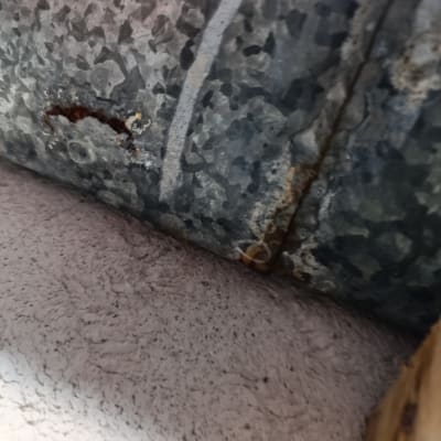 צינור מתכת עם סימני חלודה ותפרים