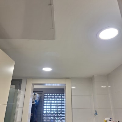 תקרת גבס עם תאורה שקועה בחדר אמבטיה