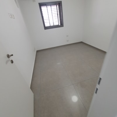 רצפה נקייה ומבריקה בחדר ריק עם חלון