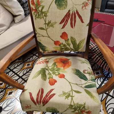 כיסא מרופד בבד פרחוני עם עלים ופרחים