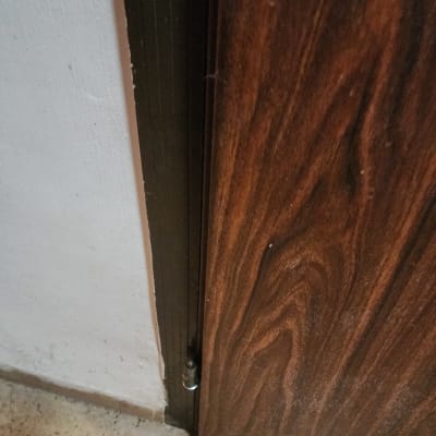 דלת עץ עם מנעול בתחתית