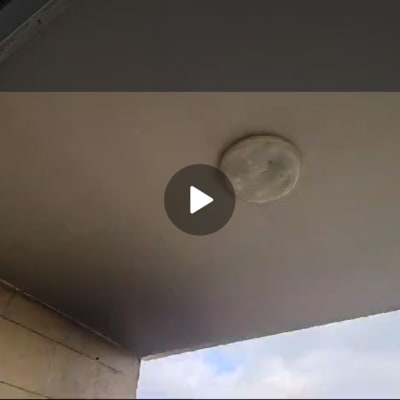 תקרה צבועה עם מנורה עגולה במרכז