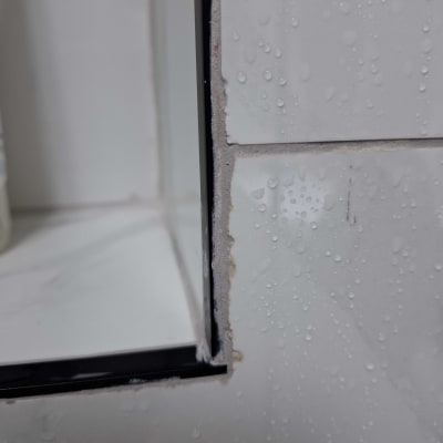 אריחים עם טיפות מים, מראה של עבודת שיפוץ