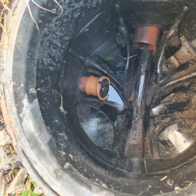 צינור ביוב עם חיבורים בתוך בור