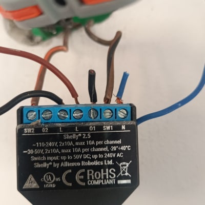 מכשיר חשמלי עם חוטים, קשור לתריסים