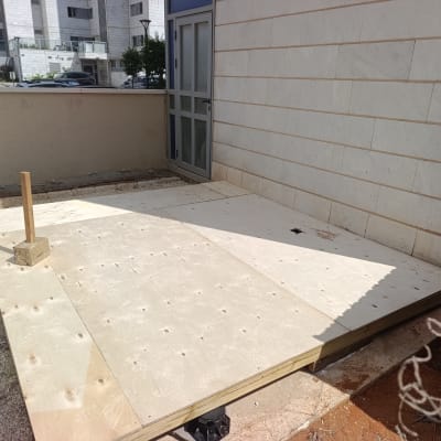 בניית תשתית עץ שטוחה לדק בחצר בית