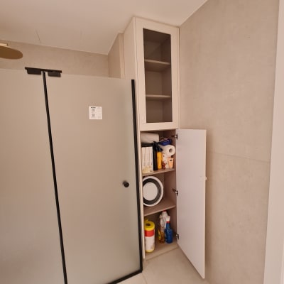 ארון פתוח עם מדפים, מוצרי ניקוי ונייר טואלט