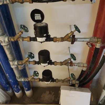 מד מים עם ברזים וצינורות