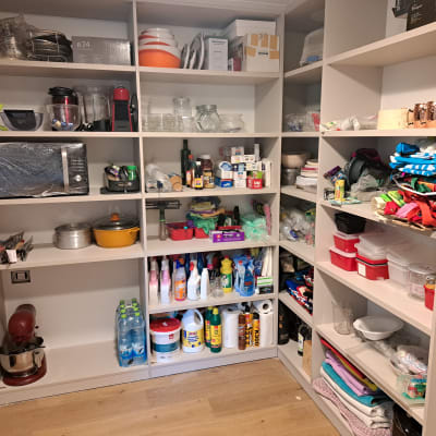 ארון מטבח מאורגן עם מוצרי ניקוי וכלי מטבח שונים