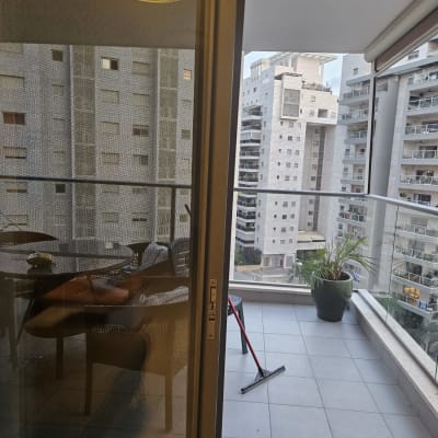 מרפסת עם תריסים ומגב על הרצפה