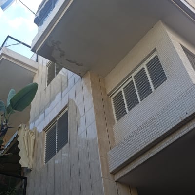 בניין עם קירות חיצוניים ותיקוני טיח נראים