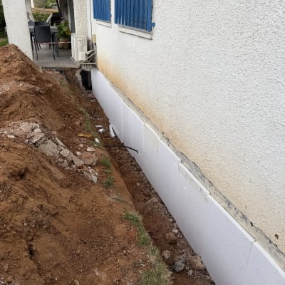 עבודות איטום חיצוניות ליד קיר בית