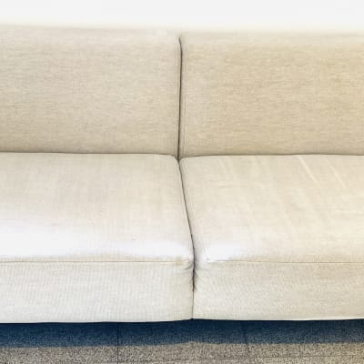 ספה בהירה עם כתמים קלים לניקוי