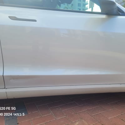 שריטה על דלת רכב לבנה