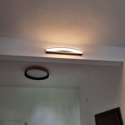 שני גופי תאורה מותקנים על תקרה לבנה