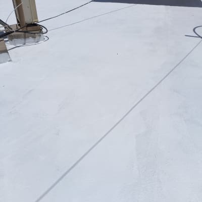 גג אטום עם ציפוי לבן ומכשור טכני