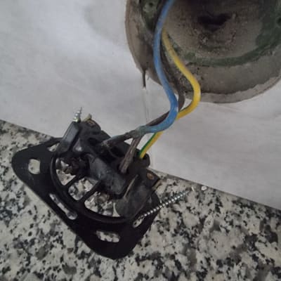 חוטי חשמל יוצאים מקופסת חיבורים בקיר