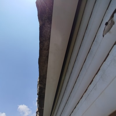 קיר חיצוני עם תריסים וקרני שמש