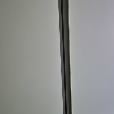 דלתות ארון עם ציפוי חלק ואחיד