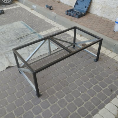 מסגרת מתכת שחורה על מדרכה מרוצפת