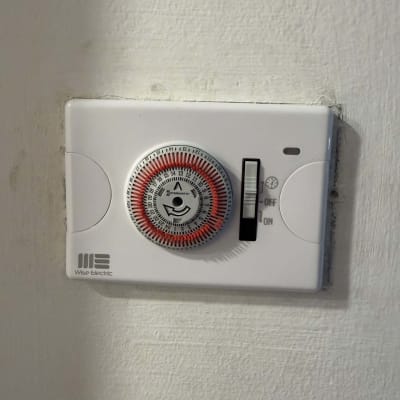 תרמוסטט על קיר עם כפתור ויסות