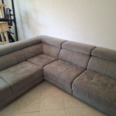 ספה אפורה עם כתמים על הרצפה