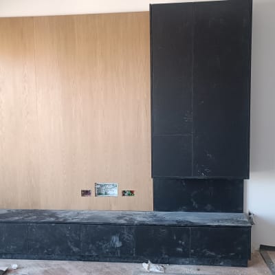 ארון עץ כהה עם דלתות שחורות