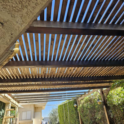 פרגולה מעץ עם קורות עץ אופקיות