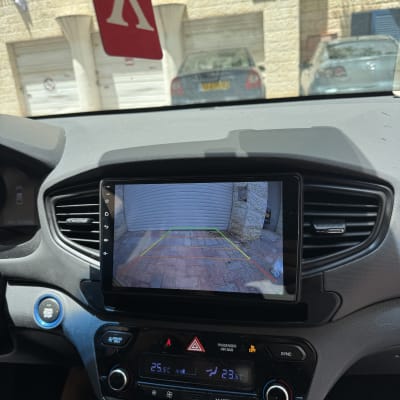 מסך רכב מציג מצלמת רוורס וחיישני חניה