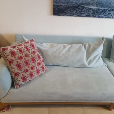 ספה עם כריות בצבעים שונים