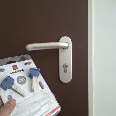 מנעול וידית דלת עם מפתחות חדשים