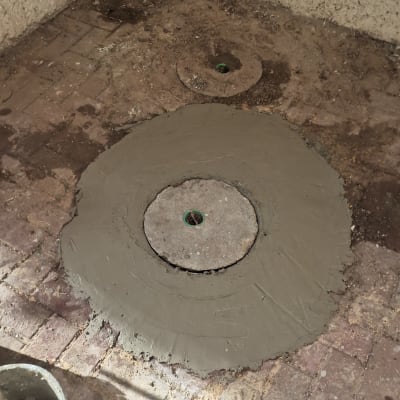 תיקון צנרת עם בטון על רצפת מרפסת