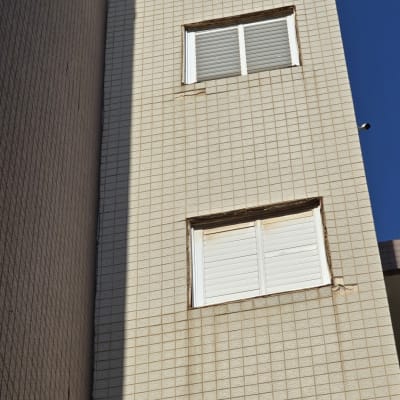 קיר בניין עם חלונות וצללים