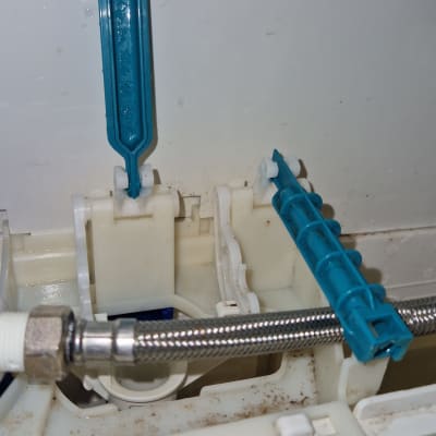 חלקים פנימיים של מיכל הדחה בשירותים