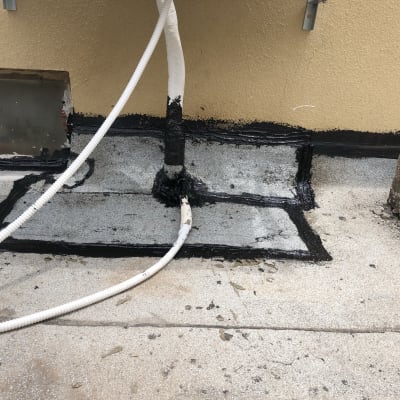 איטום גג עם זפת סביב צינורות חשמל