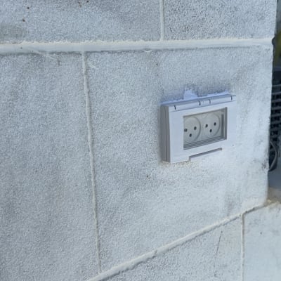 שקע חשמל כפול מותקן על קיר חיצוני