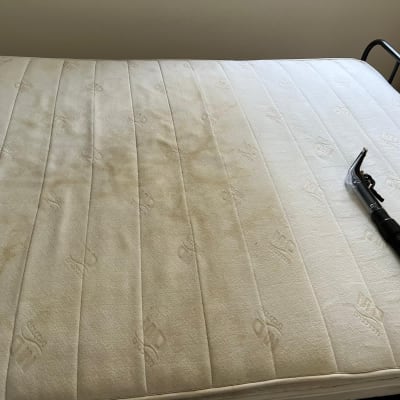 מזרן עם כתמים וכלי ניקוי על המזרן